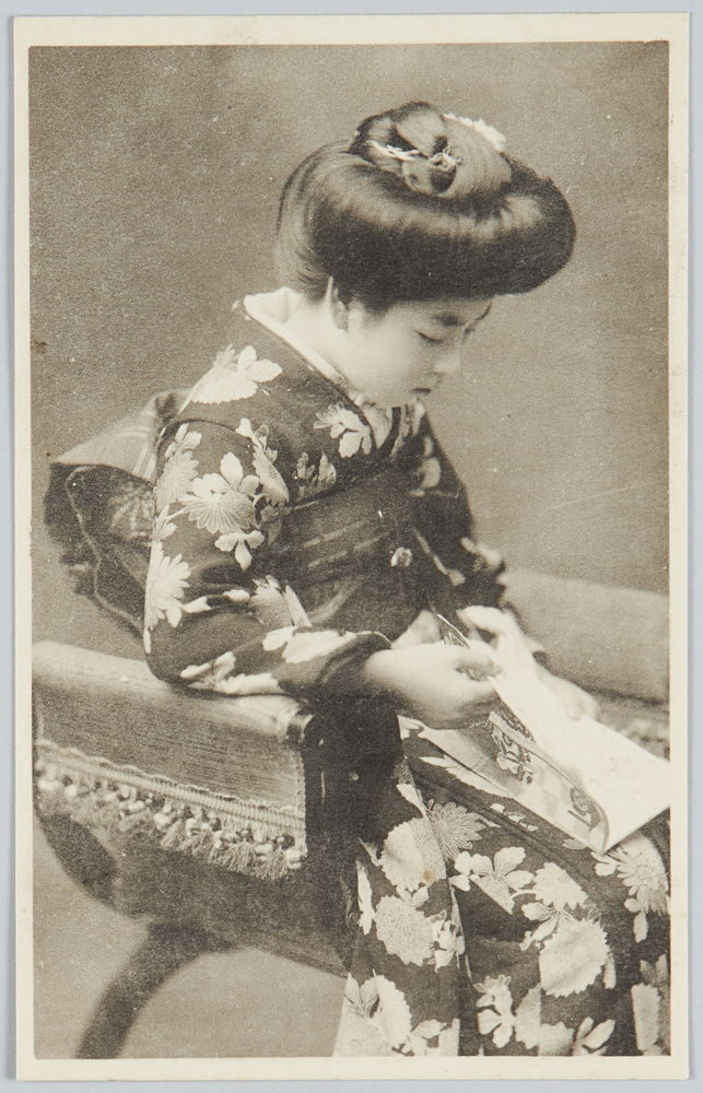 作品画像:本を読む和装女性