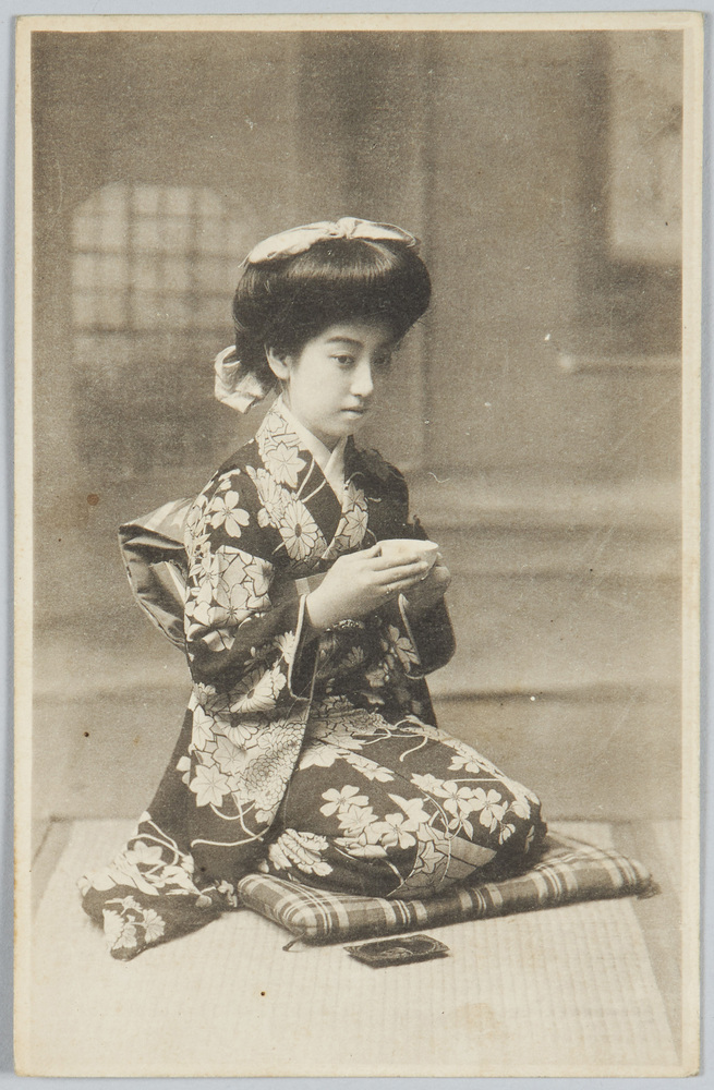 作品画像:茶を飲む和装女性