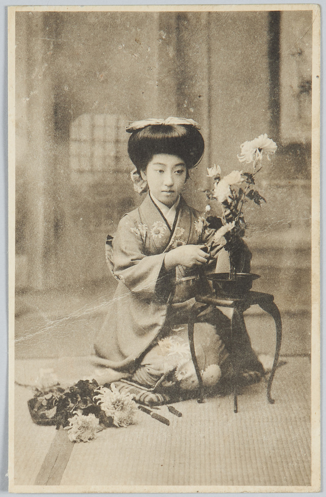 作品画像:花を生ける和装女性