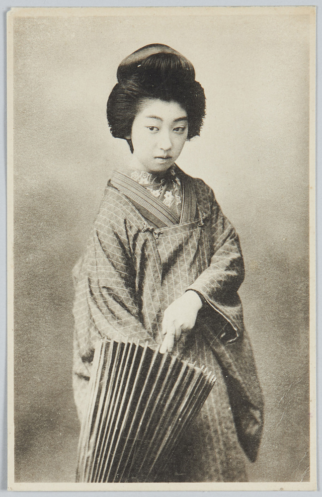 作品画像:和傘を持つ和装女性