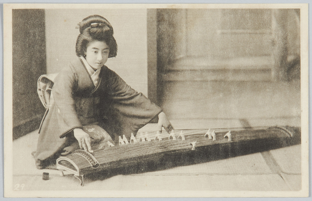 作品画像:琴を弾く和装女性