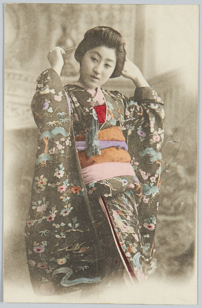 作品画像:簪を挿す和装女性