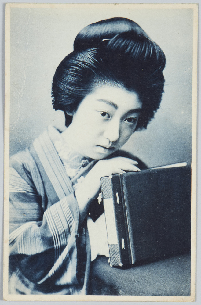 作品画像:アルバムを持つ和装女性