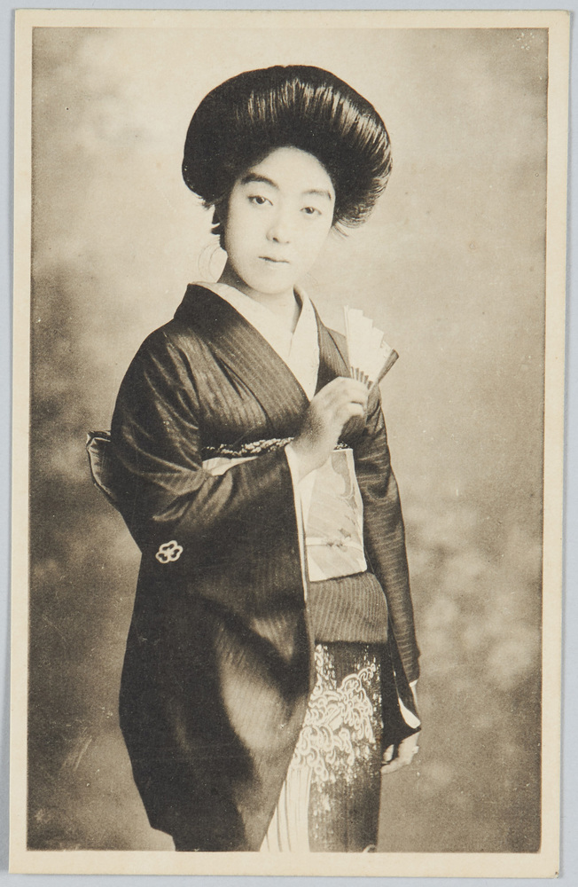 作品画像:扇を持つ和装女性