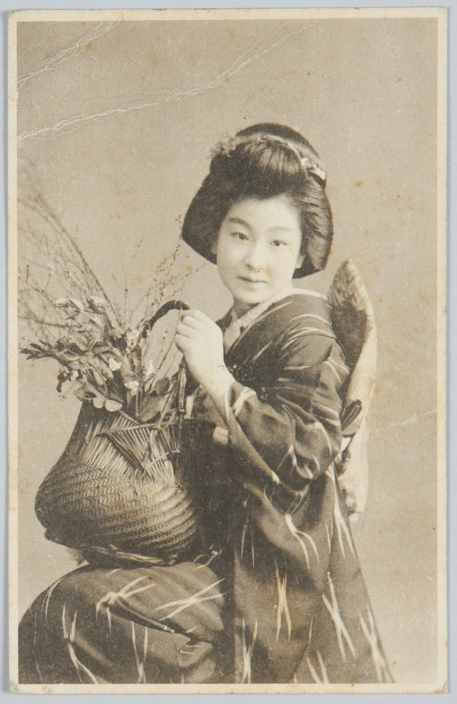 作品画像:花籠を持つ和装女性