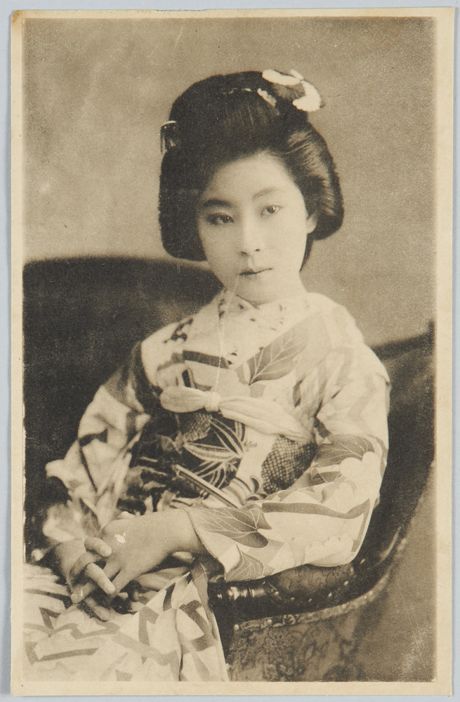 作品画像:肘掛け椅子に座る和装女性