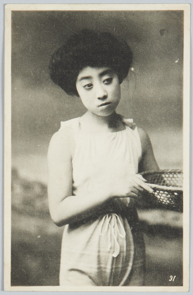 作品画像:籠を持つ水着の女性