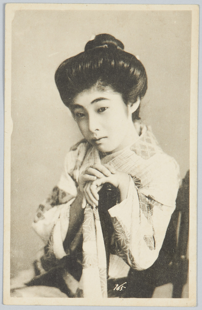 作品画像:椅子に座る和装女性