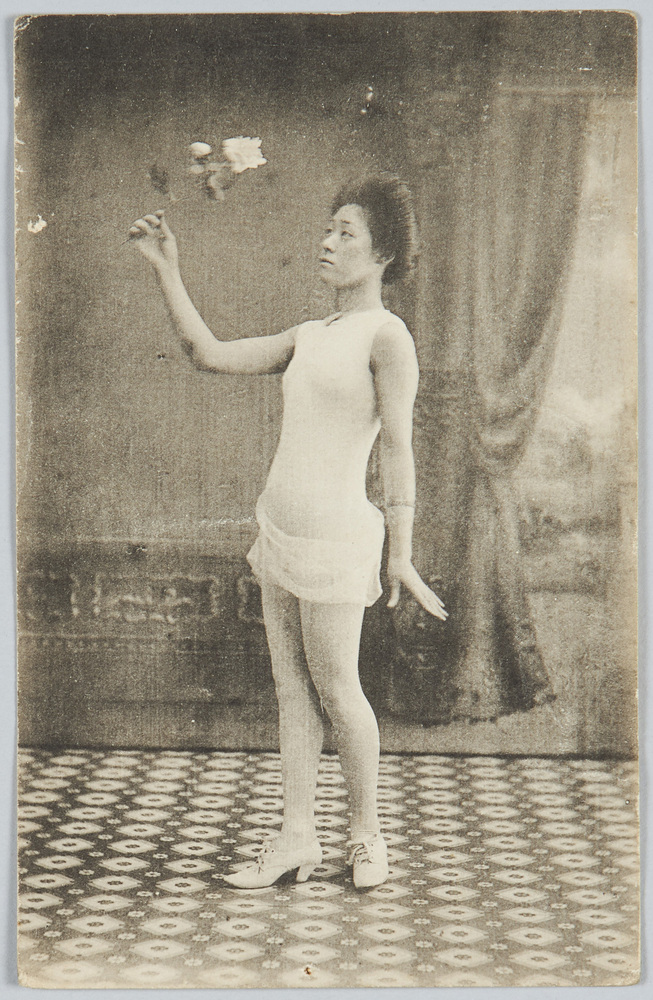 作品画像:花を持つ女性