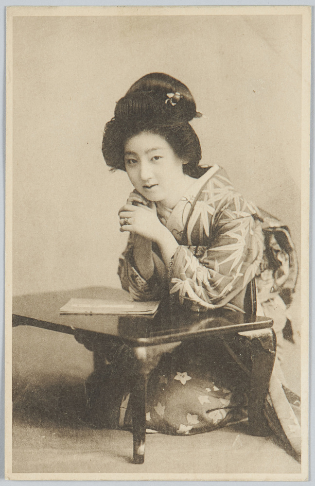 作品画像:机に肘をつく和装女性