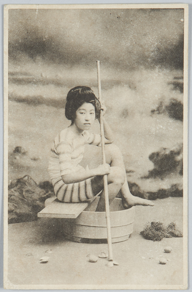 作品画像:たらいを舟にする水着の女性