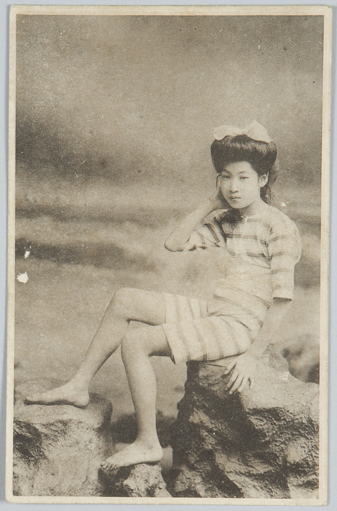 作品画像:岩に座る水着の女性