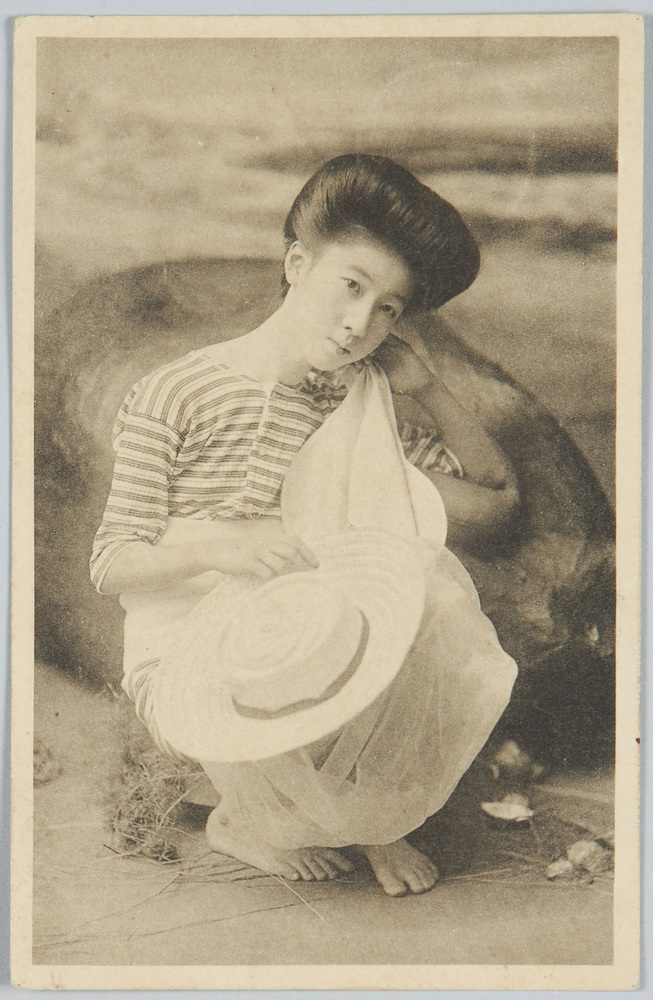 作品画像:帽子を持つ水着の女性