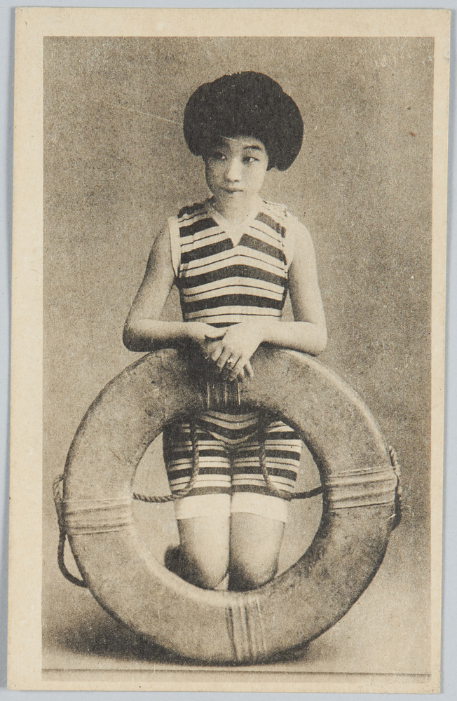作品画像:浮輪を持つ水着の女性