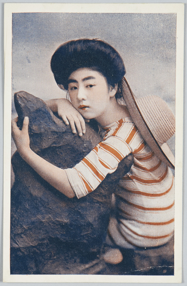 作品画像:岩にもたれる水着の女性