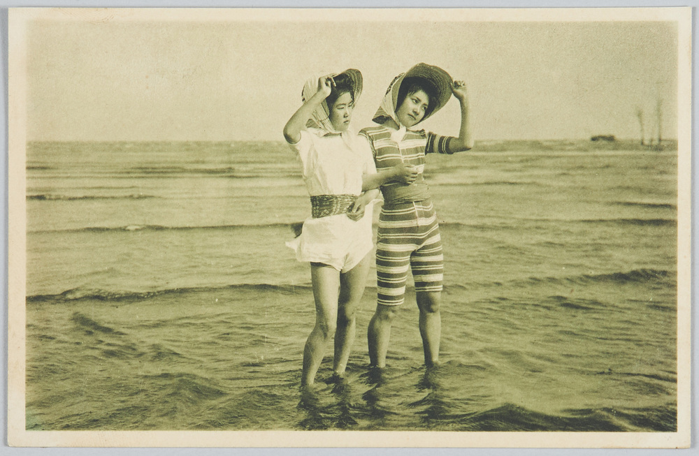作品画像:2人の水着の女性