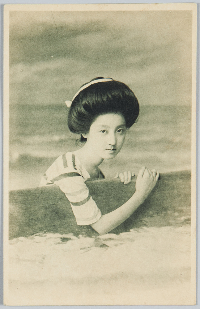 作品画像:板を持つ水着の女性