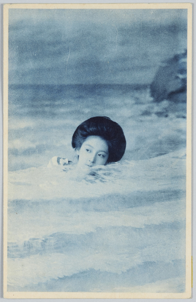 作品画像:泳ぐ女性