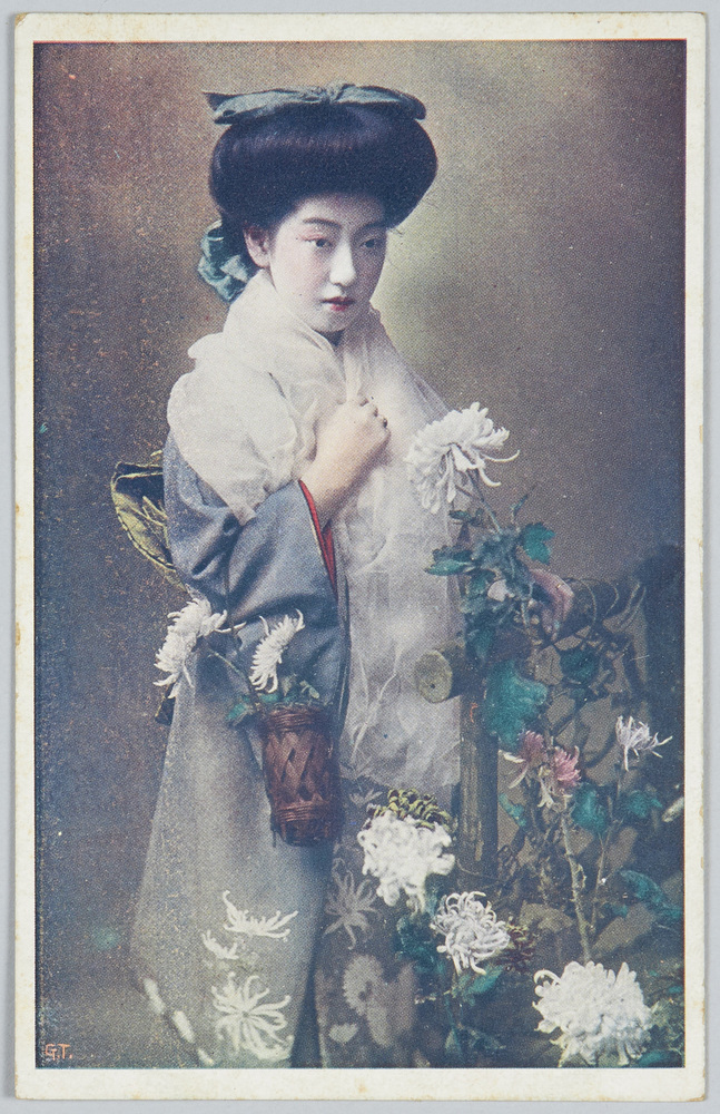 作品画像:菊の花と和装女性