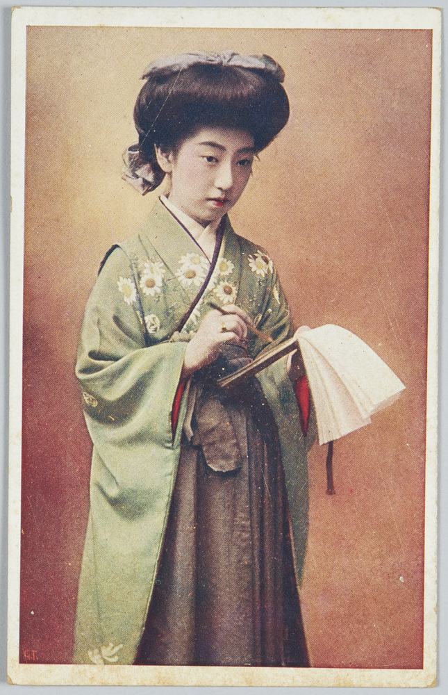 作品画像:帳面に書く袴の女性