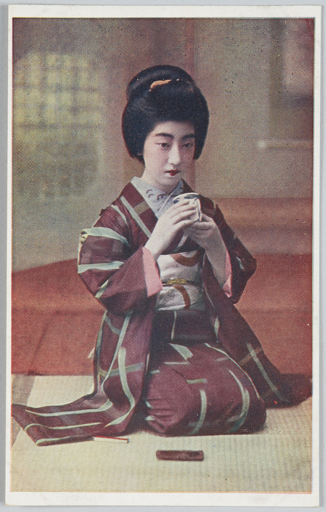 作品画像:茶を飲む和装女性