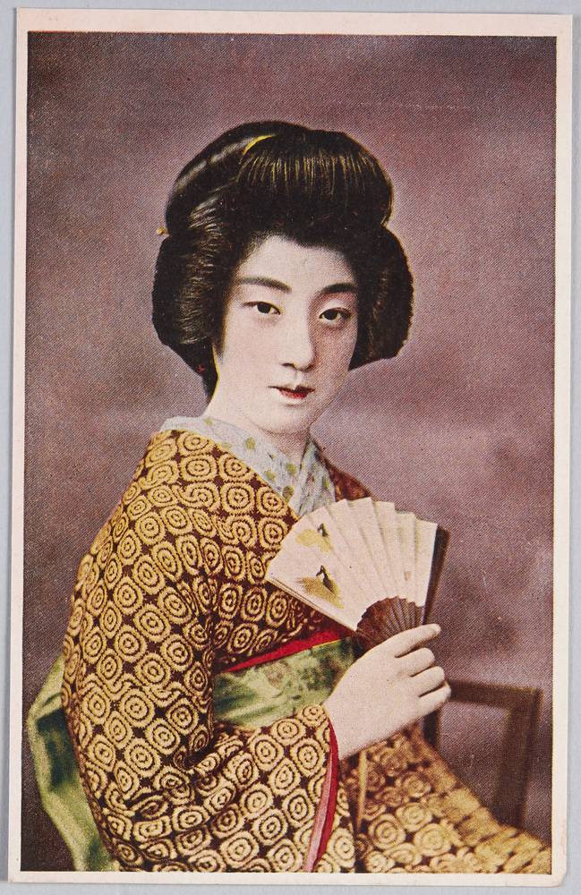 作品画像:扇を持つ和装女性