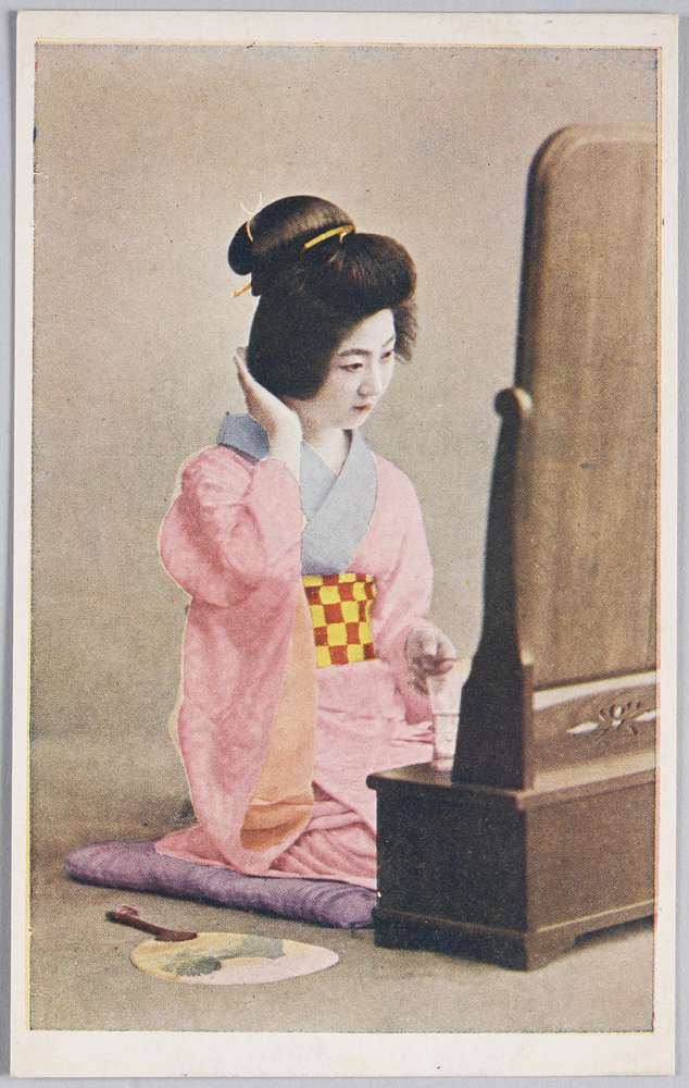 作品画像:鏡台の前の和装女性