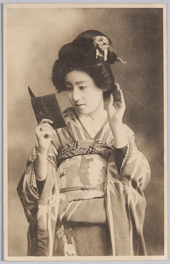 作品画像:鏡を見る和装女性