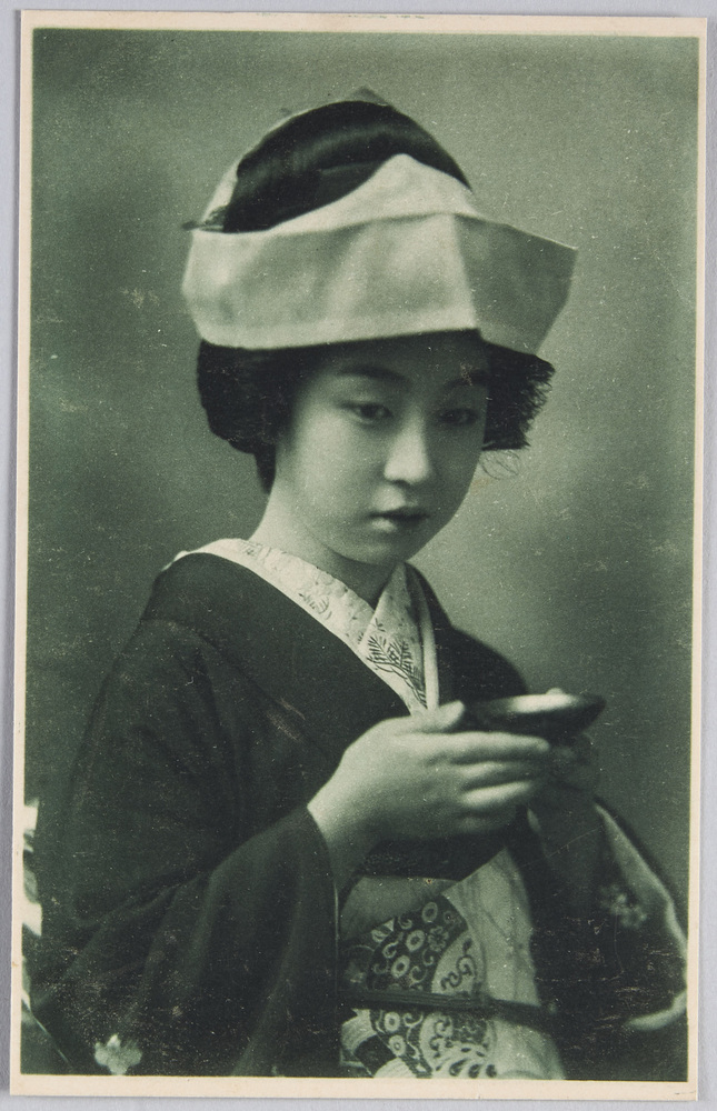 作品画像:盃を持つ和装女性