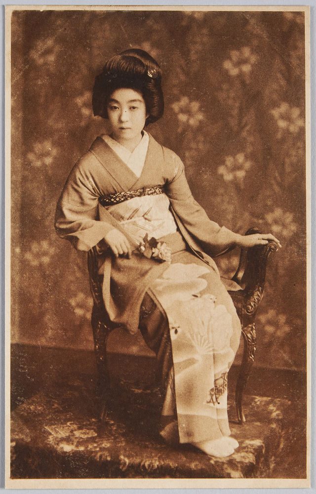 作品画像:椅子に座る和装女性