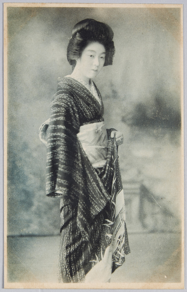 作品画像:袂を持つ和装女性