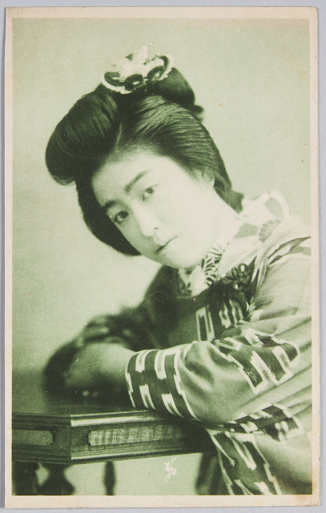 作品画像:机にもたれる和装女性