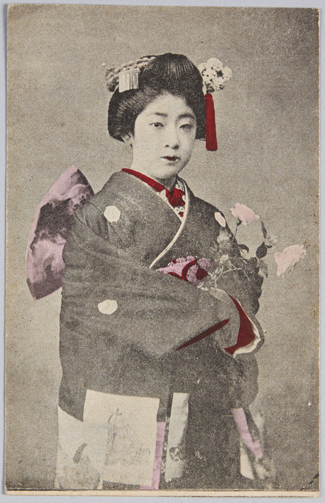 作品画像:花を持つ和装女性