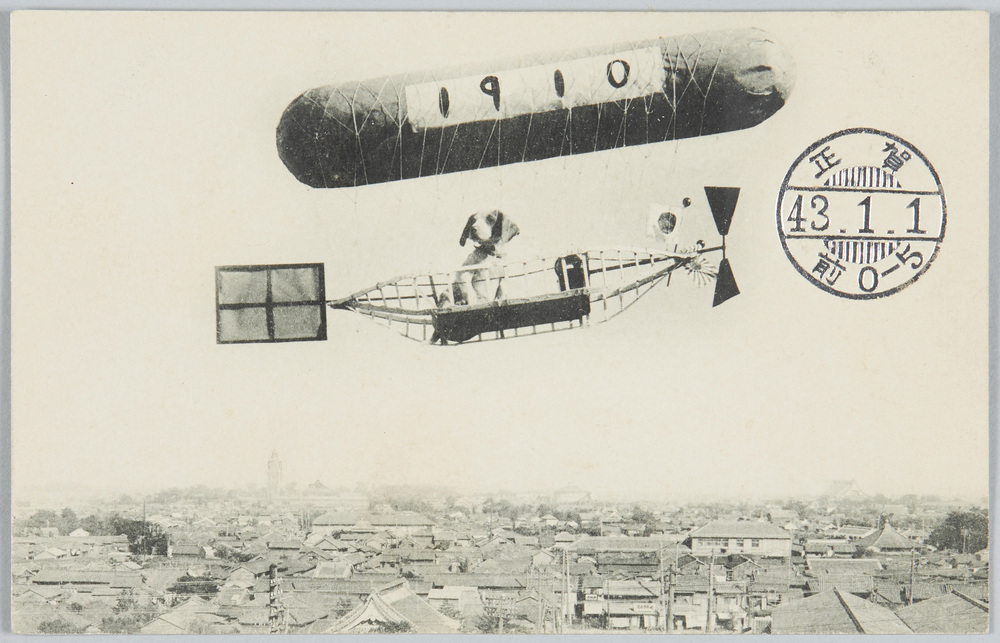 作品画像:気球で東京の空を飛ぶ犬 (1910年賀状)