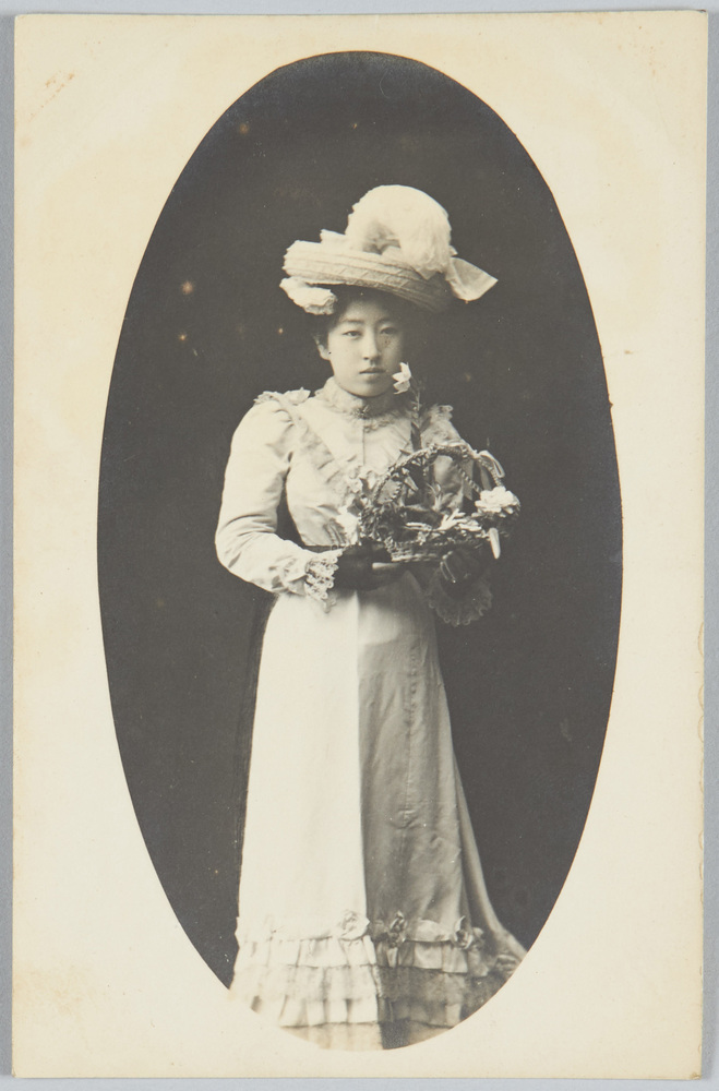 作品画像:花籠を持つ洋装の女性
