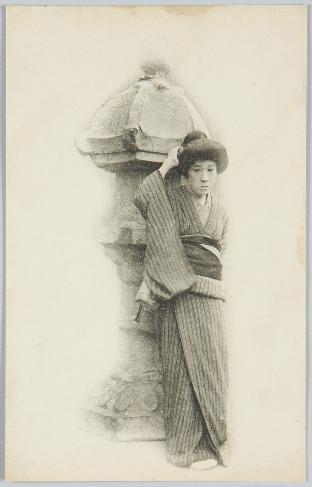 作品画像:灯籠の前に立つ和装女性