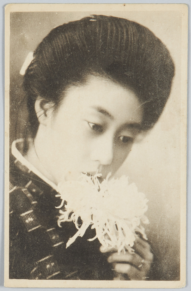 作品画像:花を持つ和装女性