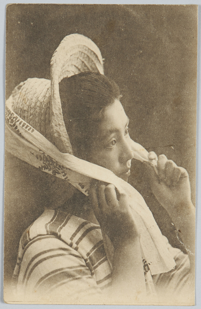 作品画像:帽子をかぶる水着の女性