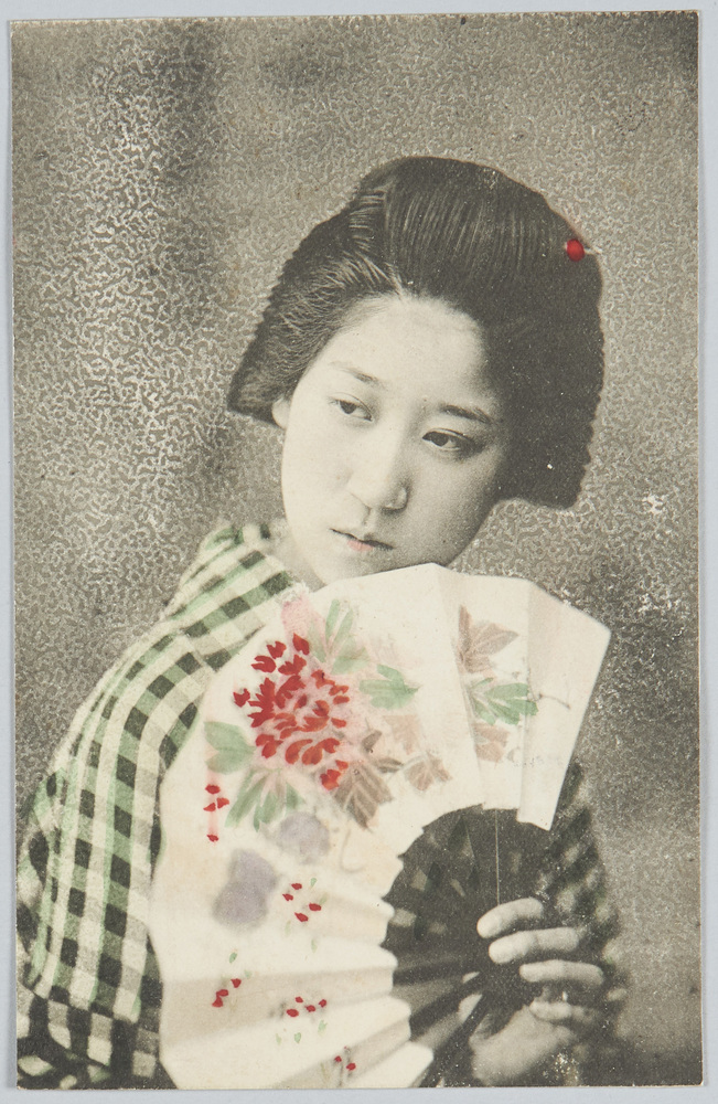 作品画像:扇を持つ和装女性