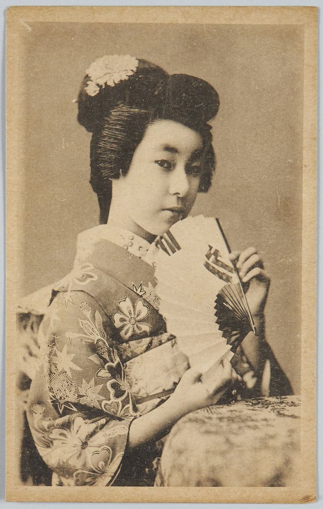 作品画像:扇を持つ和装女性