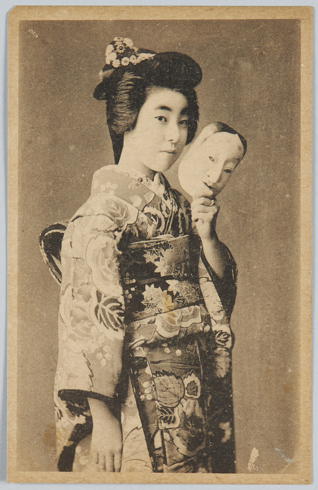作品画像:面を持つ和装女性
