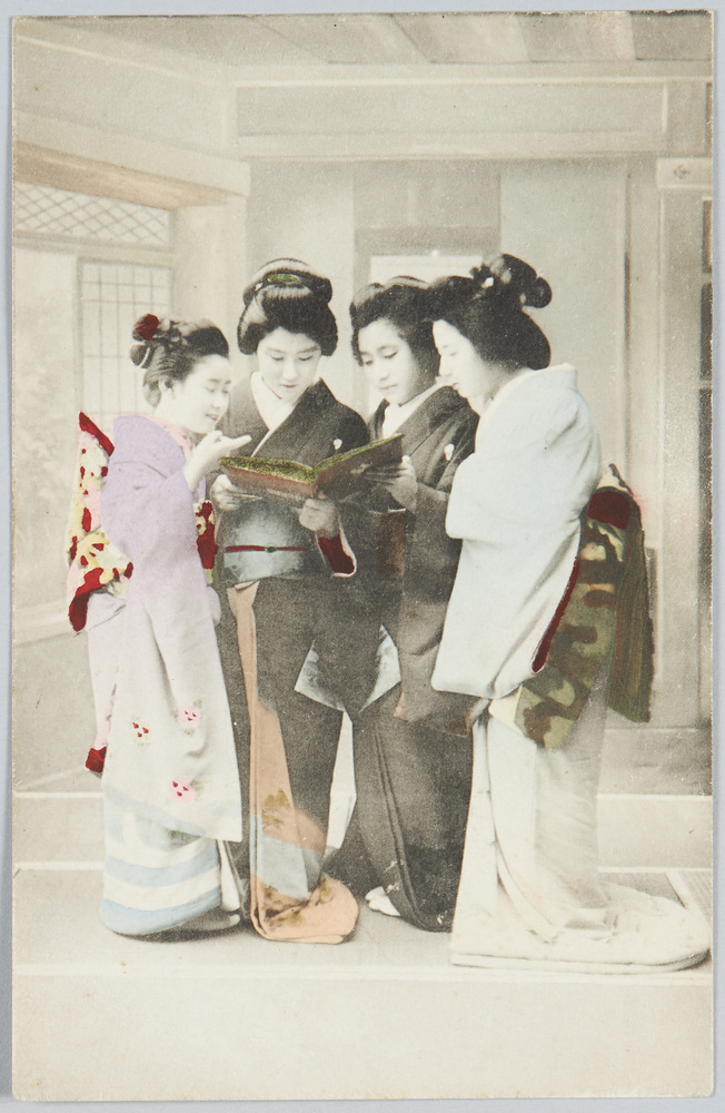 作品画像:本を見る和装女性たち