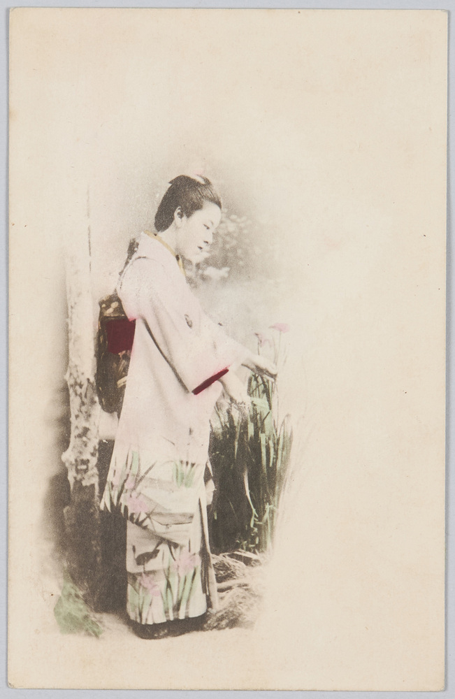 作品画像:庭に立つ和装女性