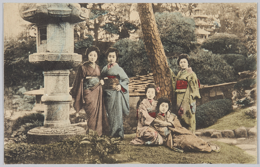 作品画像:庭に集う和装女性たち