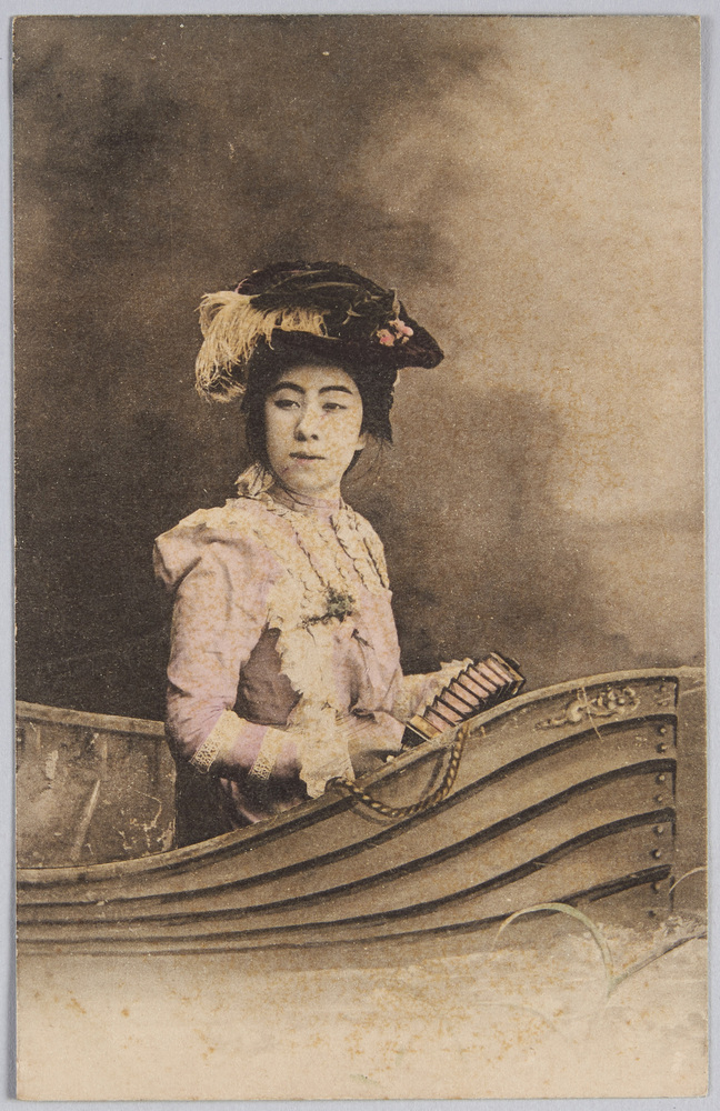 作品画像:舟に乗る洋装女性