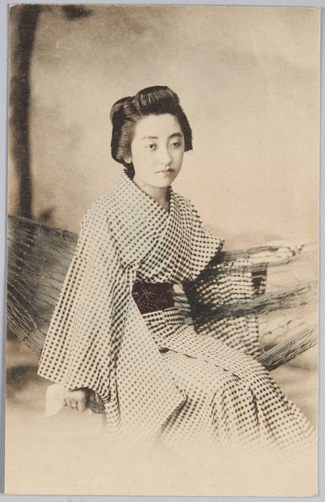作品画像:ハンモックに座る浴衣の女性