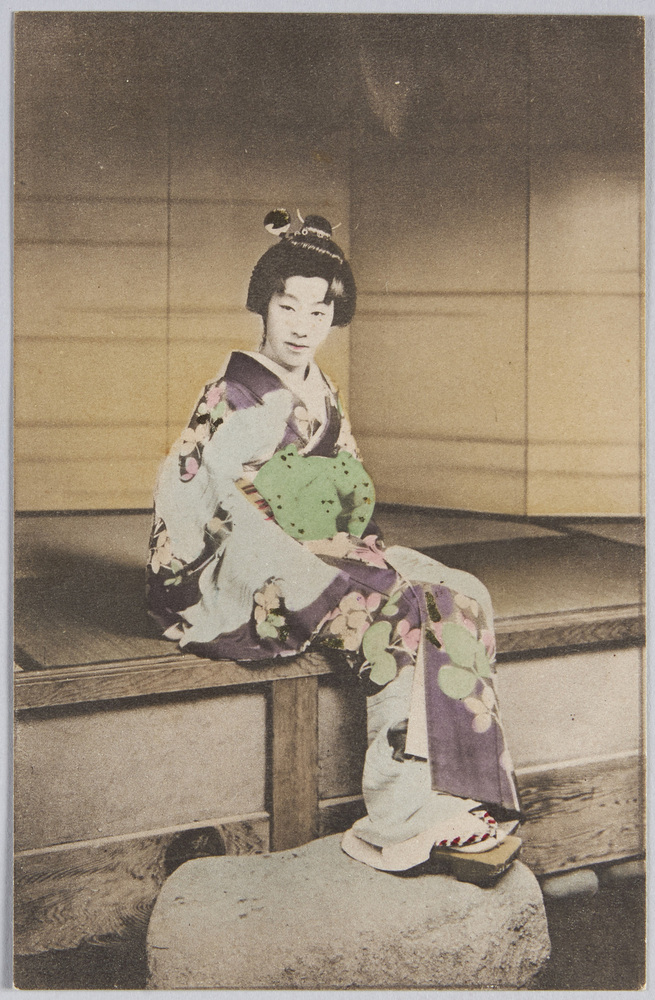 作品画像:縁側に座る和装女性
