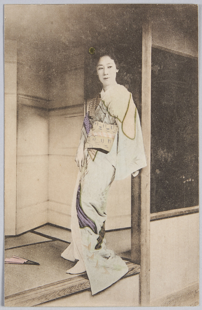 作品画像:縁側に立つ和装女性