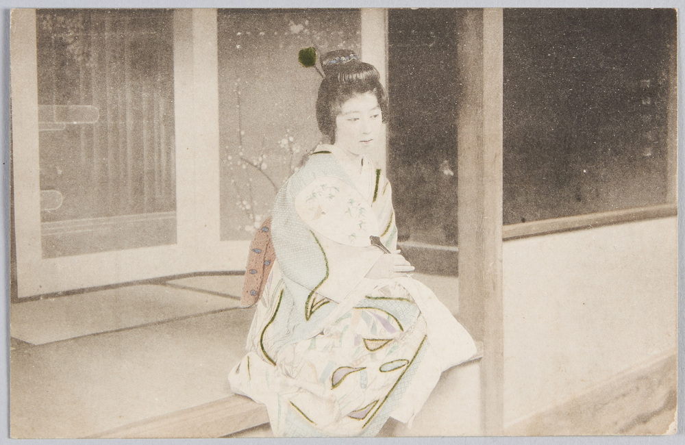 作品画像:団扇を持つ和装女性