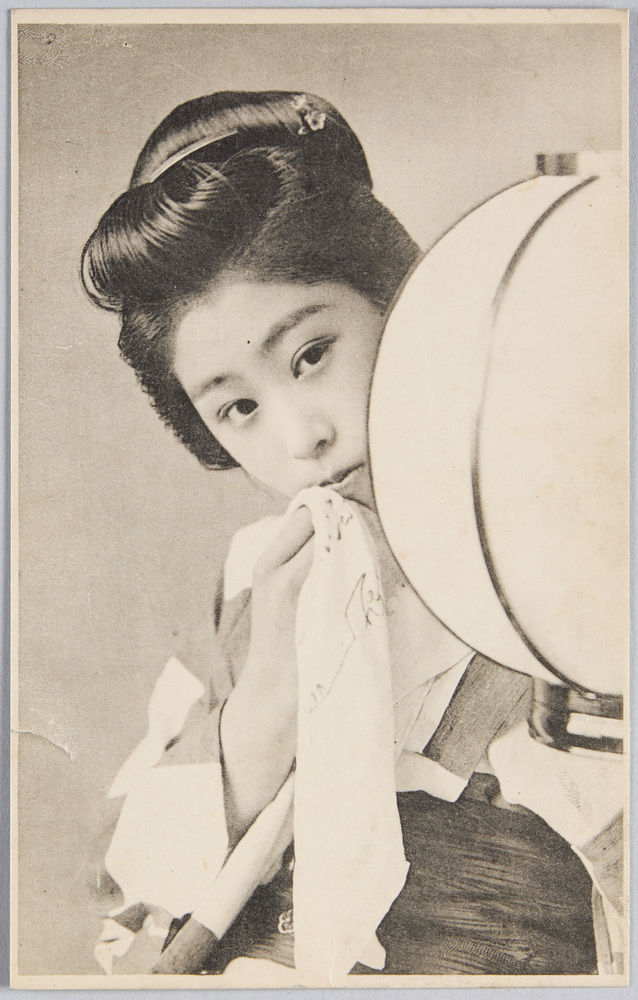 作品画像:ぼんぼりの影からのぞく和装女性
